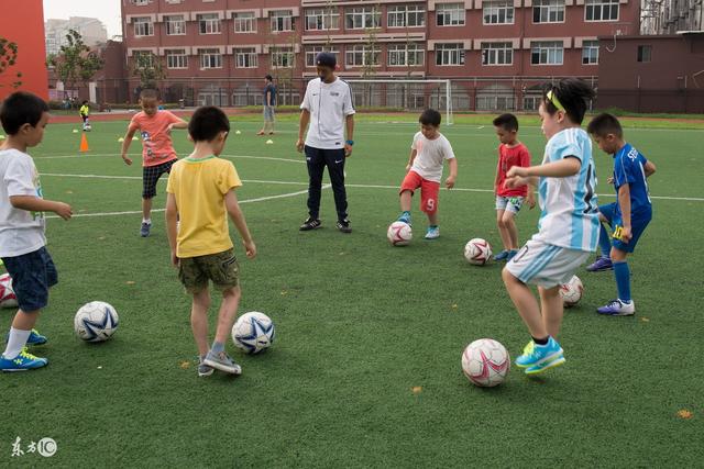 里约奥运会夺冠十周年 中国女排冠军走进南京校园